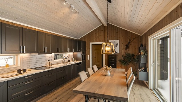 Kjøkken/allrom med god plass til spisestuen