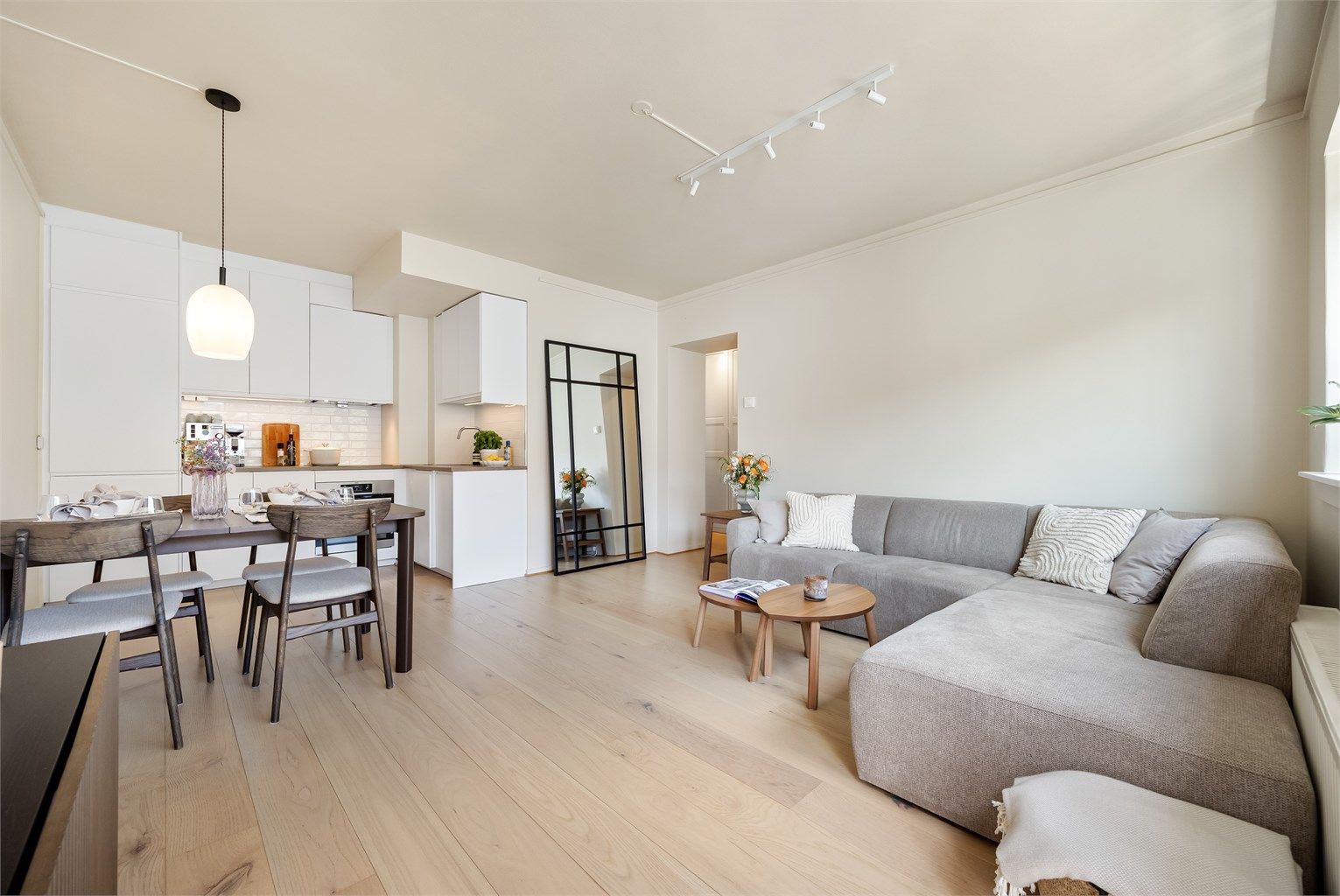 Leiligheten inneholder en åpen stue- og kjøkkenløsning, entré, soverom, og flislagt bad. Fra stuen er det utgang til balkong med plass til sittegruppe og bord. Foto: Marit Andersen.