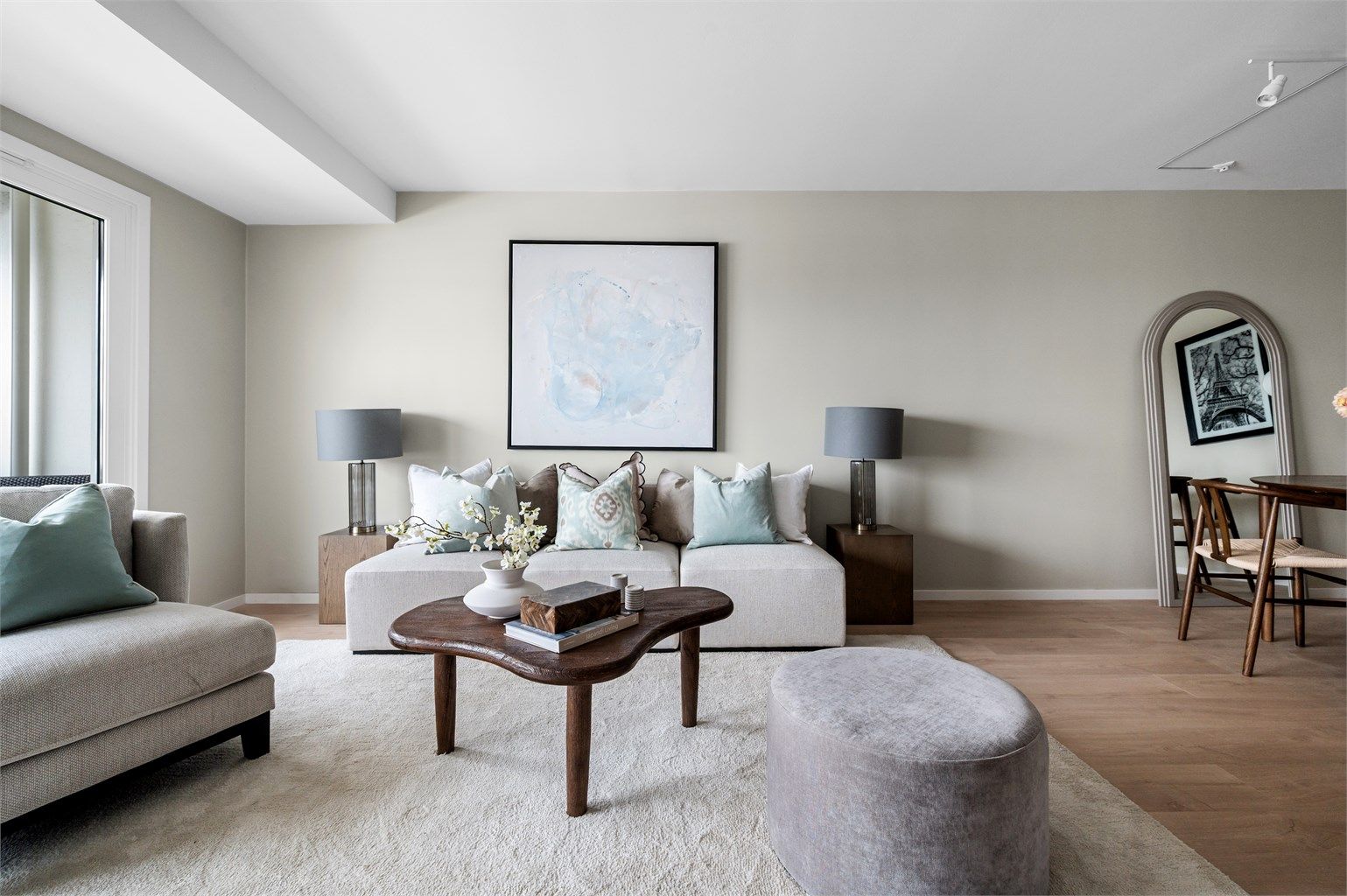 Stuen er romslig med nyoppussede overflater fra 2025 og plass til både sitte- og spisegruppe.