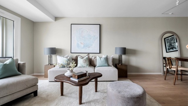 Stuen er romslig med nyoppussede overflater fra 2025 og plass til både sitte- og spisegruppe.