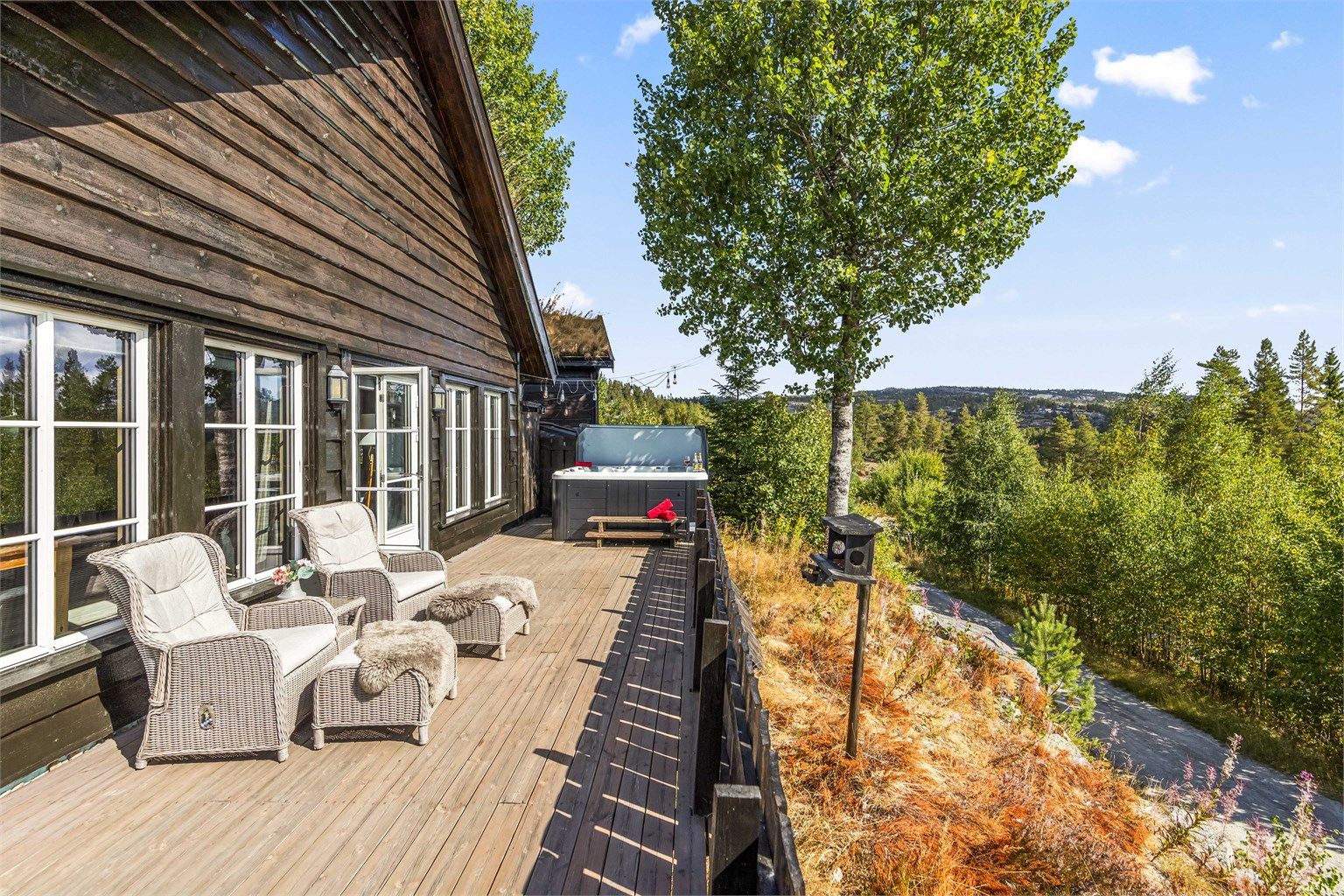 En mer tilbaketrukket del av terrassen, perfekt for rolige stunder.