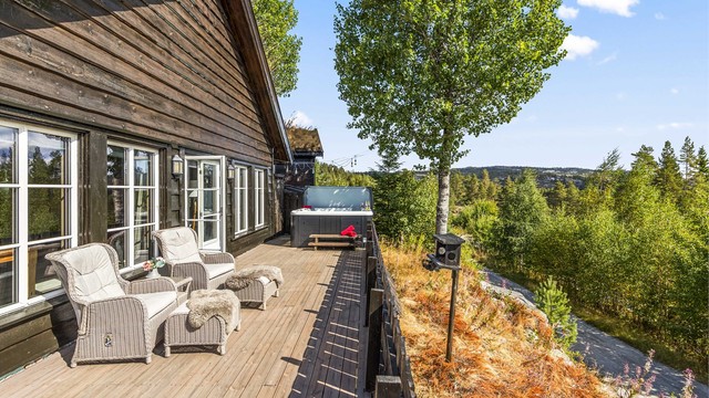 En mer tilbaketrukket del av terrassen, perfekt for rolige stunder.