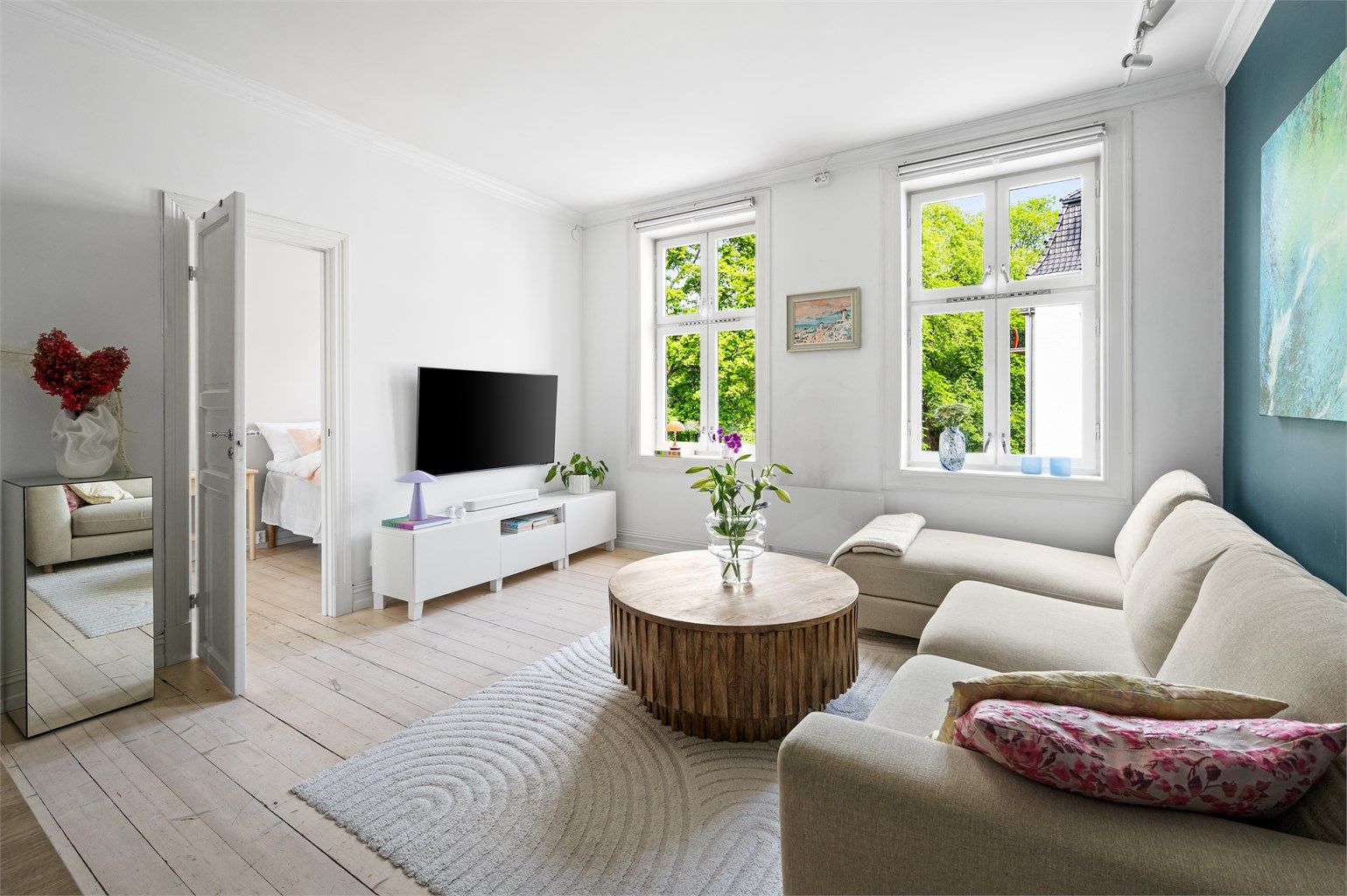 Boligen ligger i en klassisk bygård med god takhøyde, flott bakgård og kort vei til parker og det meste Løkka har å by på