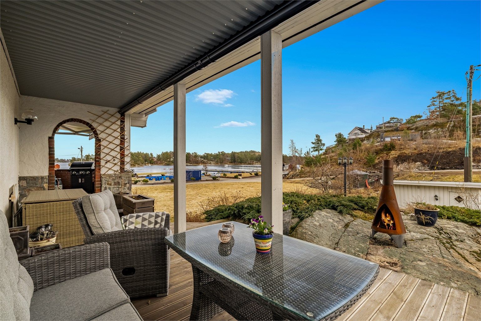 Deler av terrassen er overbygget. Det flate fjellpartiet gir nærhet til naturen og er praktisk for plassering av utepeis.