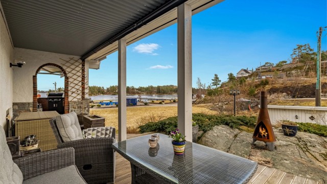 Deler av terrassen er overbygget. Det flate fjellpartiet gir nærhet til naturen og er praktisk for plassering av utepeis.