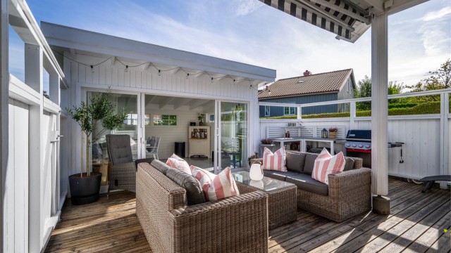 En velholdt og innholdsrik enebolig med pen hagetomt, solrike uteplasser, stor terrasse og hagestue.