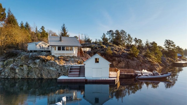 Hytteidyll på Høgøyna mellom Arefjord og Brattholmen