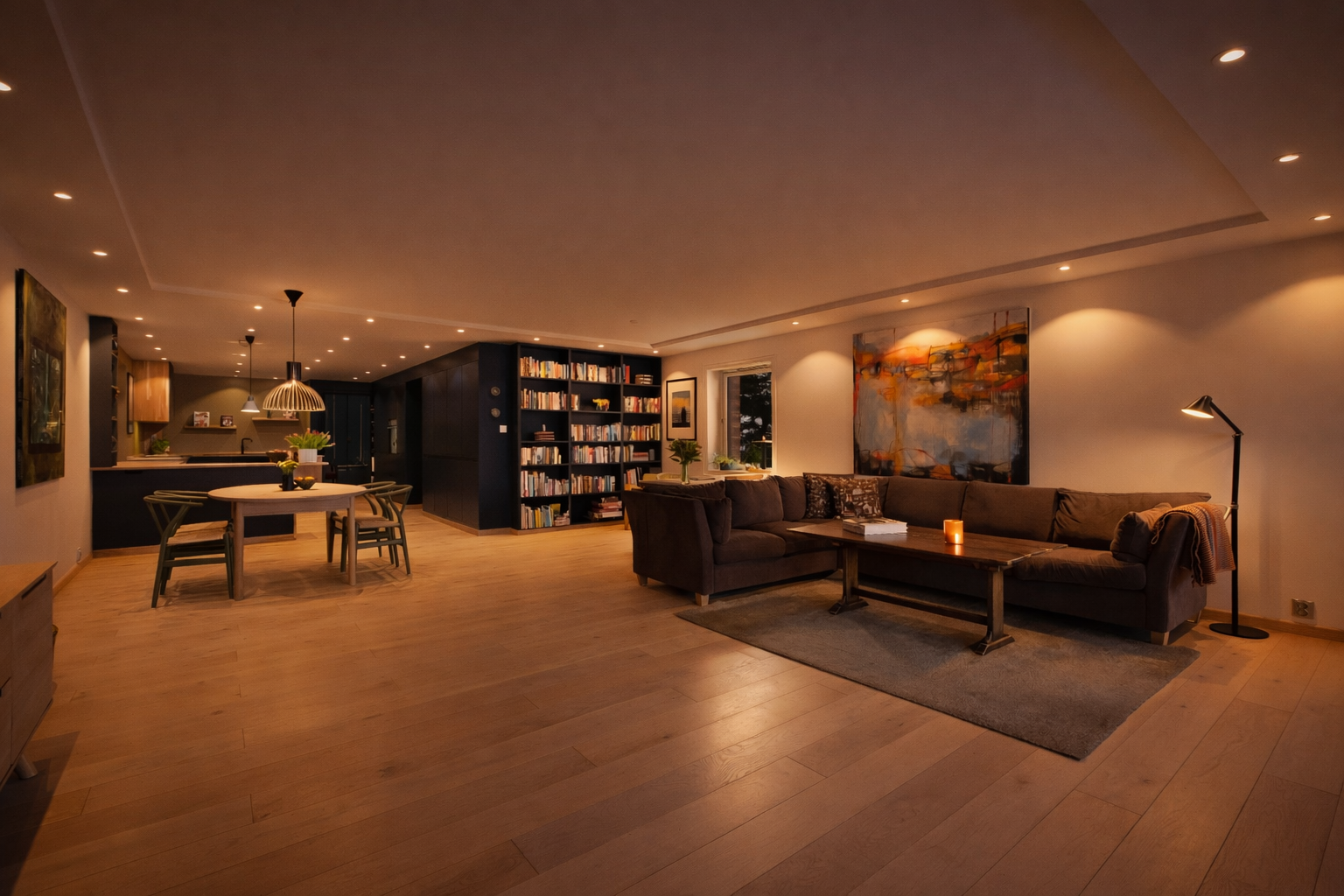 Med hele 135 kvm, luftig planløsning og store vindusflater, får du en sjelden god romfølelse kombinert med gjennomtenkte detaljer og moderne løsninger