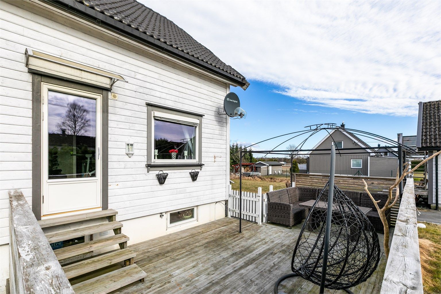 Terrassedøren ble satt inn i 2019, vinduer i stuen ble samtidig skiftet ut.