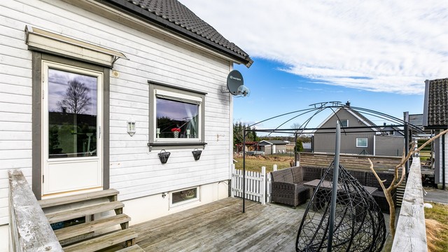 Terrassedøren ble satt inn i 2019, vinduer i stuen ble samtidig skiftet ut.