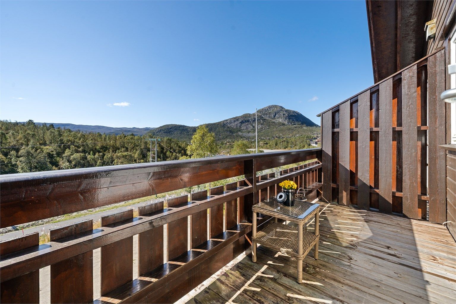 Solrik balkong med fri utsikt mot naturskjønne omgivelser. Otra renner forbi rett over veien for et forfriskende bad om sommeren! 