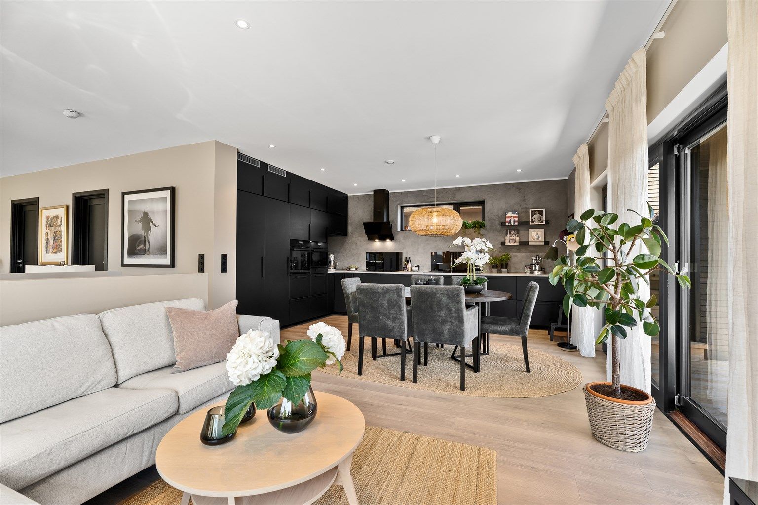 Åpent og sosialt med plass til sofagruppe og spisestue rett ved kjøkkenet 