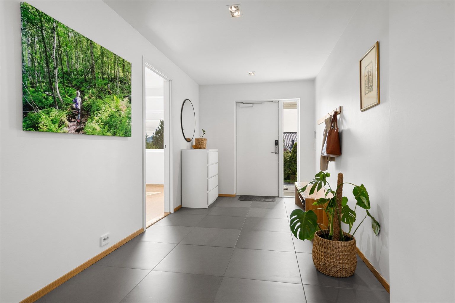Den romslige hallen i underetasjen ønsker deg velkommen inn
