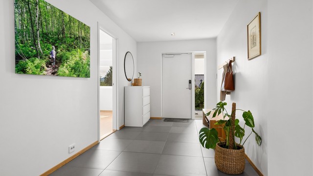 Den romslige hallen i underetasjen ønsker deg velkommen inn