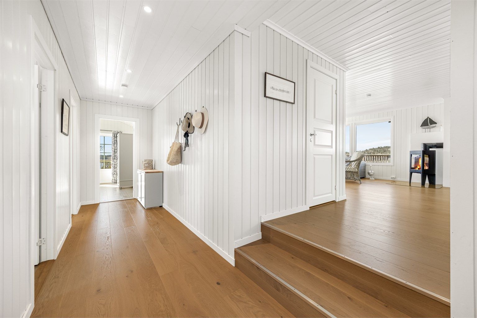 Gangen har downlights i himling og binder sammen soveromsavdelingen med stuen. Det er gjennomgående parkett i hele hytta.