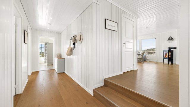 Gangen har downlights i himling og binder sammen soveromsavdelingen med stuen. Det er gjennomgående parkett i hele hytta.