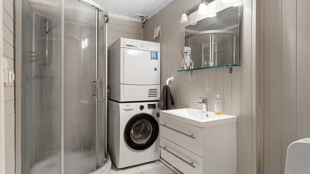 Badet i kjelleren har også gulvvarme og dusjkabinett, i tillegg til toalett og opplegg for vaskemaskin.