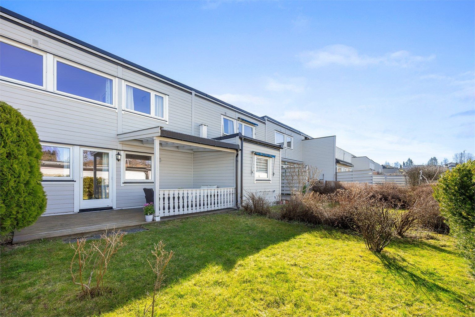 Fra hagen er det direkte utgang til fellesarealer.