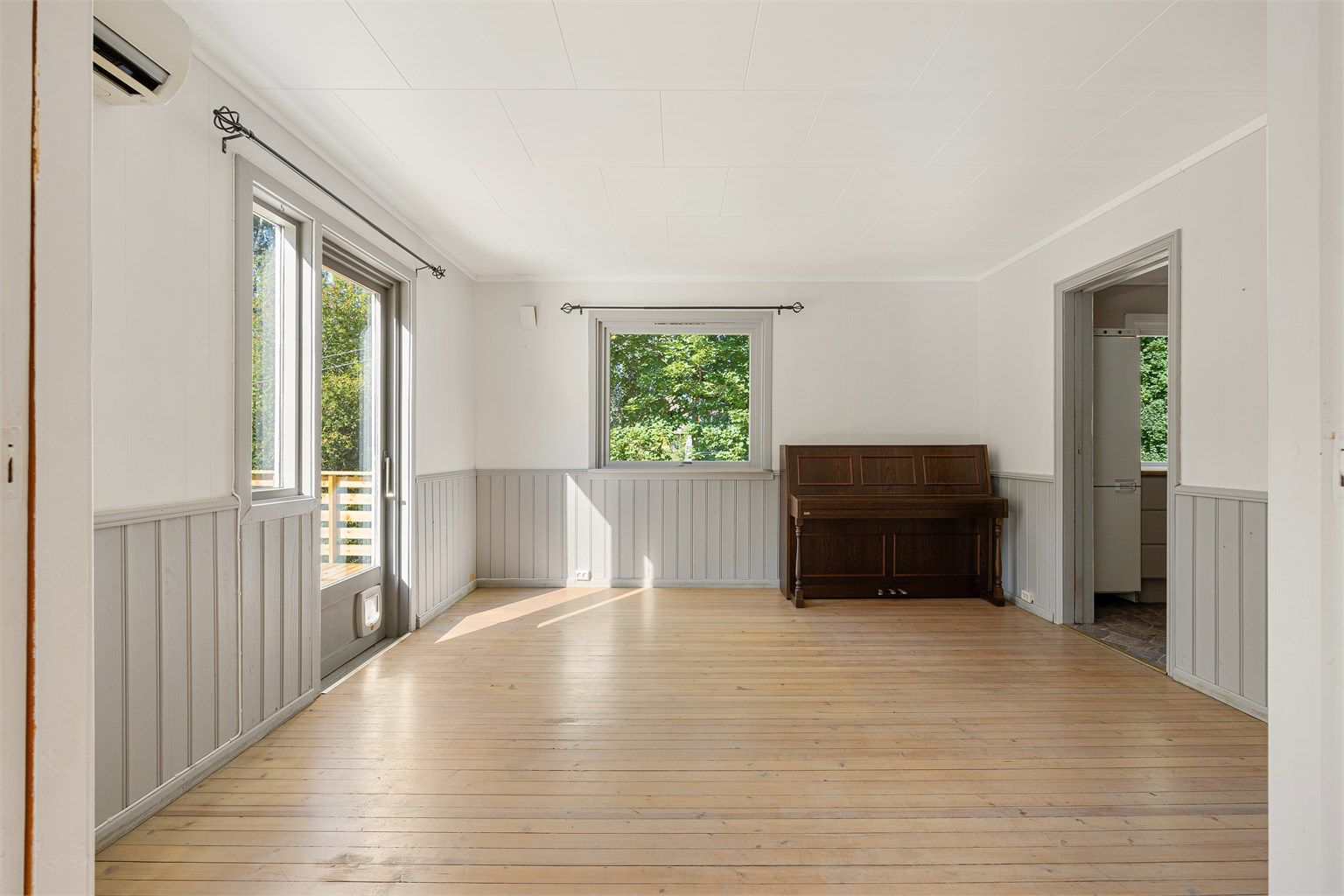 Fra spisestuen er det utgang til den sørvendte terrassen på 41 m².