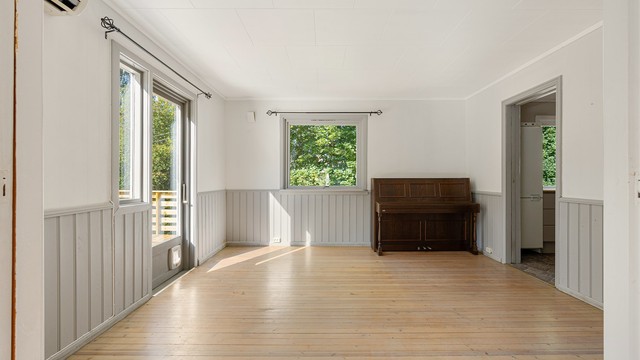 Fra spisestuen er det utgang til den sørvendte terrassen på 41 m².