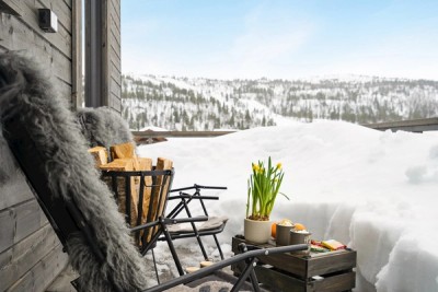 Utsikt fra terrasse mot skisenteret.