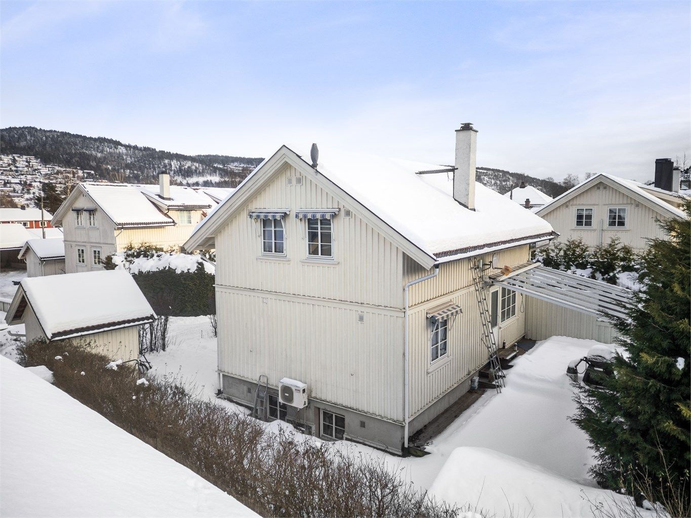 Pen enebolig fra 2002 med en sentral beliggenhet på Gulskogen. 
Foto: Ole Thorgeir Solheim Thoresen