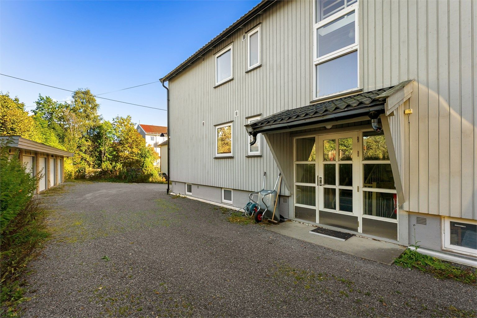 Overbygget inngangsparti med adkomst via felles trappeoppgang.