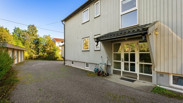 Overbygget inngangsparti med adkomst via felles trappeoppgang.