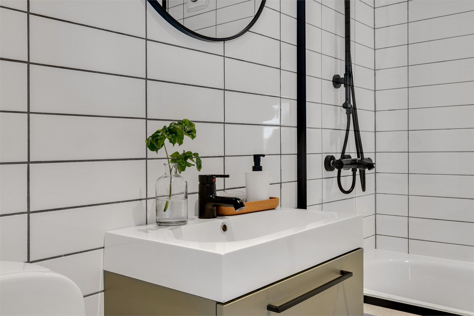 Armatur, dusjvegg, håndtak i sort er en fin trend.