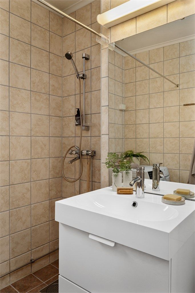 Badet ble rehabilitert i regi av borettslaget i 2004/2005.Det ble satt inn ny servant, servant skap og vegghengt skap i 2017. Ny kran til vaskemaskin ble montert i 2025