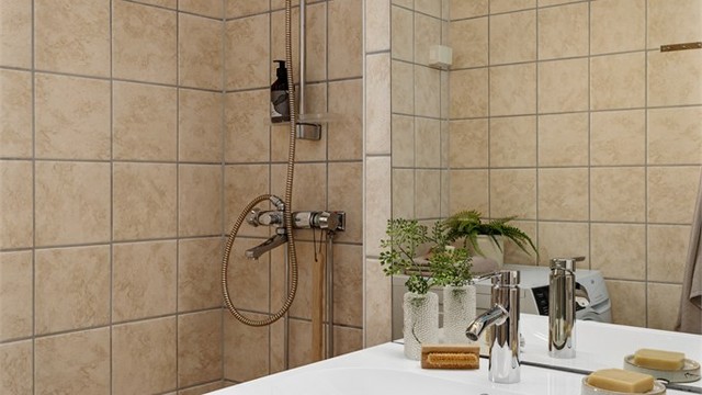Badet ble rehabilitert i regi av borettslaget i 2004/2005.Det ble satt inn ny servant, servant skap og vegghengt skap i 2017. Ny kran til vaskemaskin ble montert i 2025