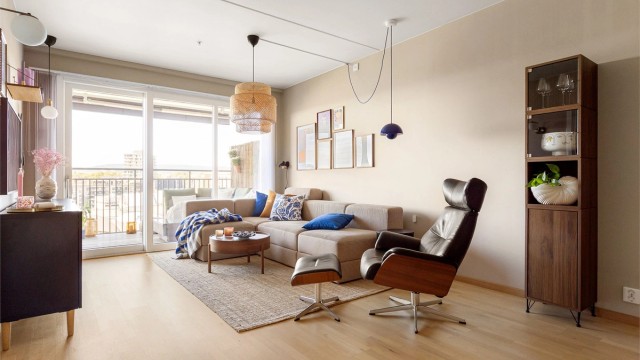 En lys og innbydende stue med god plass til både sofagruppe og spisebord. Skyvedør med 3-lags glass leder ut til balkongen.