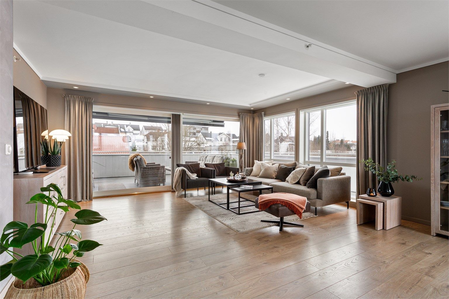 Lameller innvendig på alle store stuevinduer. I tillegg er det en terrassemarkise.