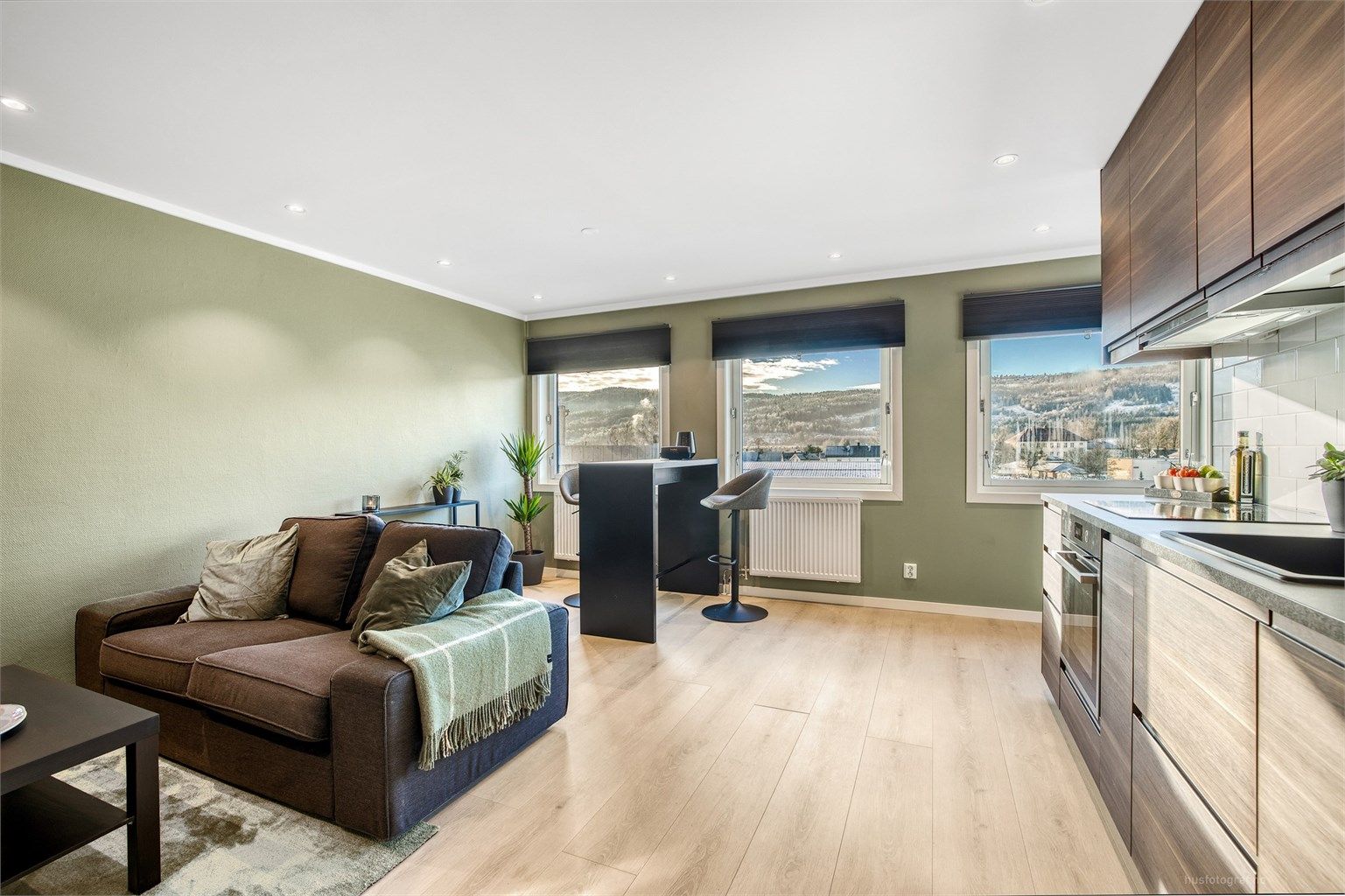 Den åpne romløsningen gir en god romfølelse og fleksible møbleringsmuligheter.