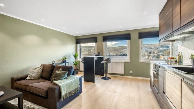 Den åpne romløsningen gir en god romfølelse og fleksible møbleringsmuligheter.