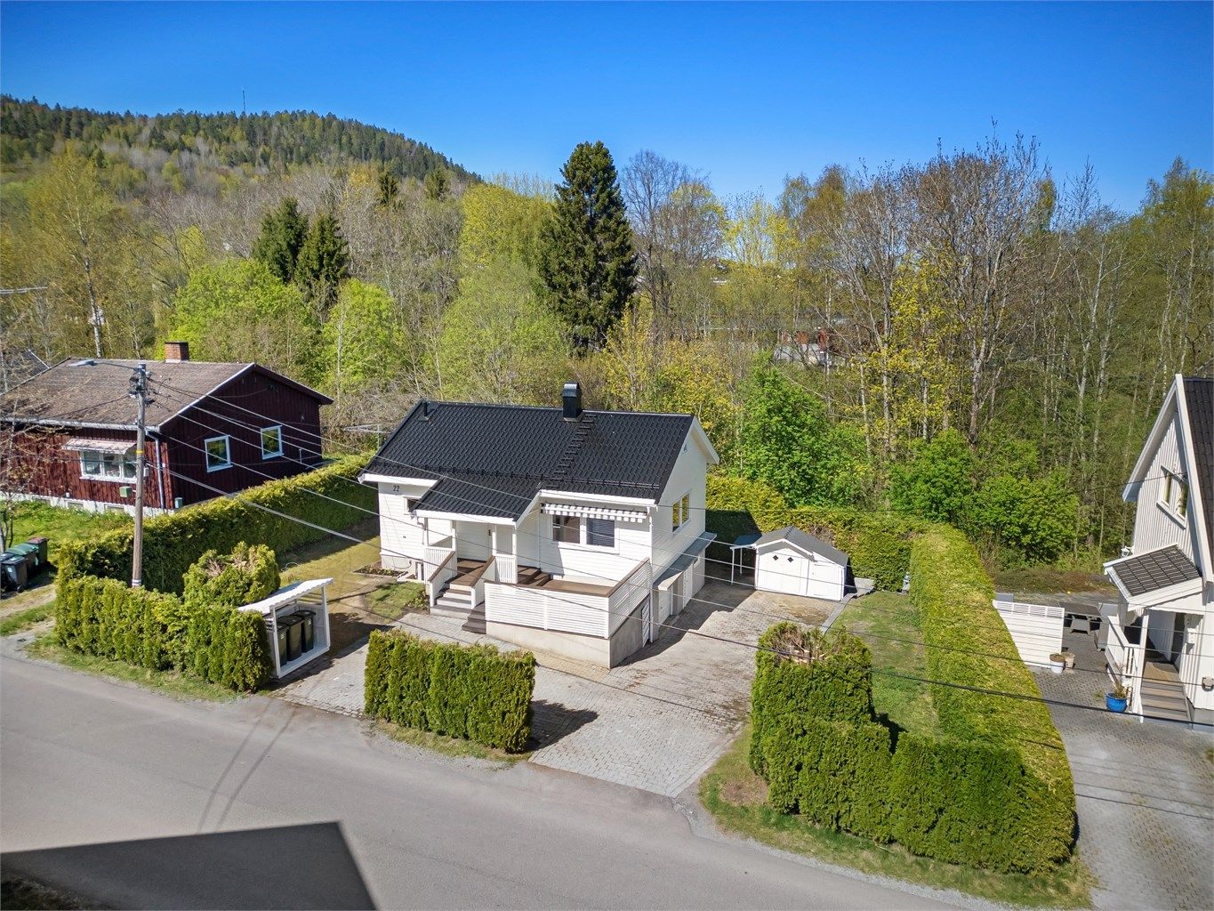Eiendommen har en praktisk, frittstående redskapsbod (ikke byggemeldt) i tillegg til en integrert garasje med utvendig adkomst.