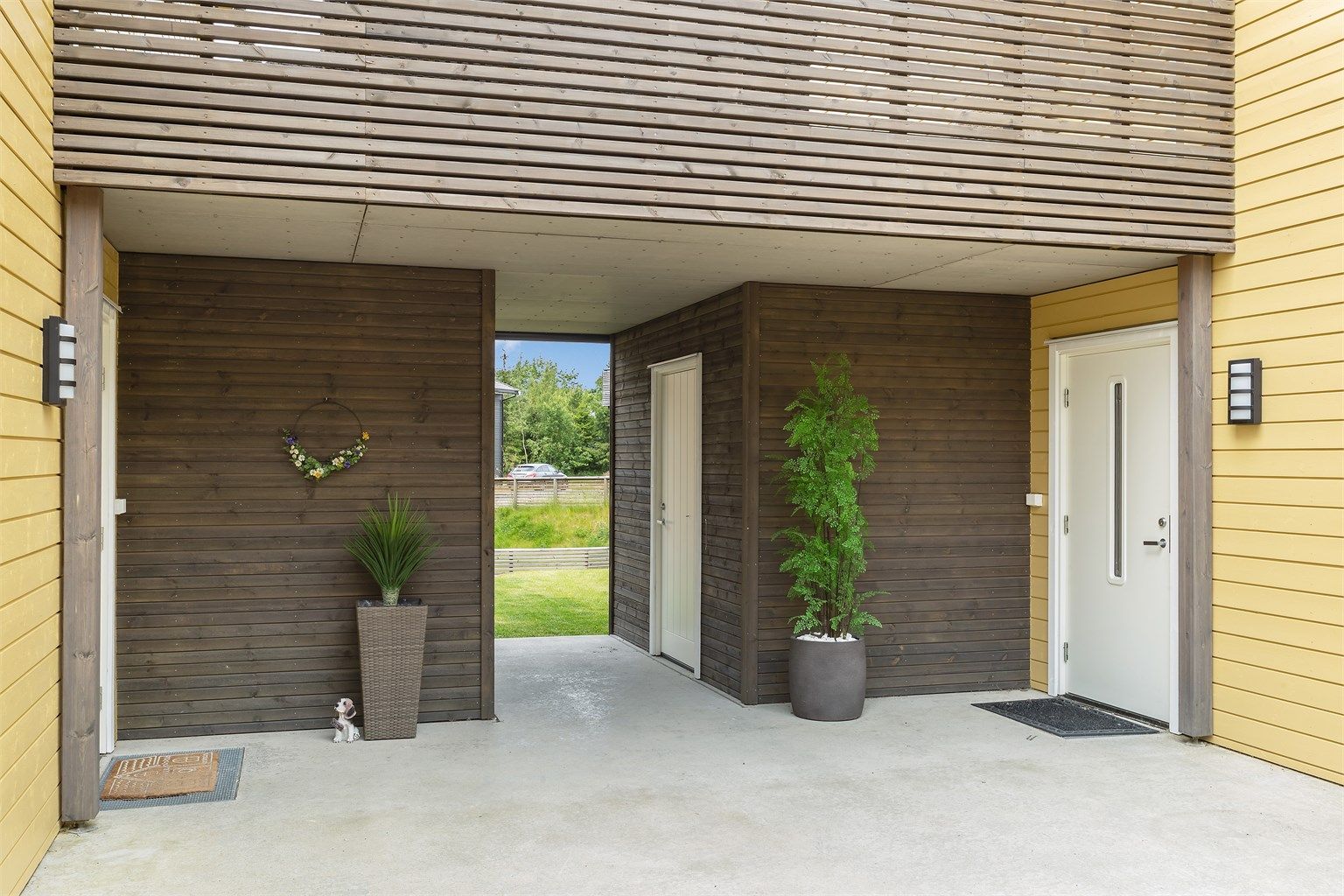 Hyggelig inngangsparti med utvendig sportsbod