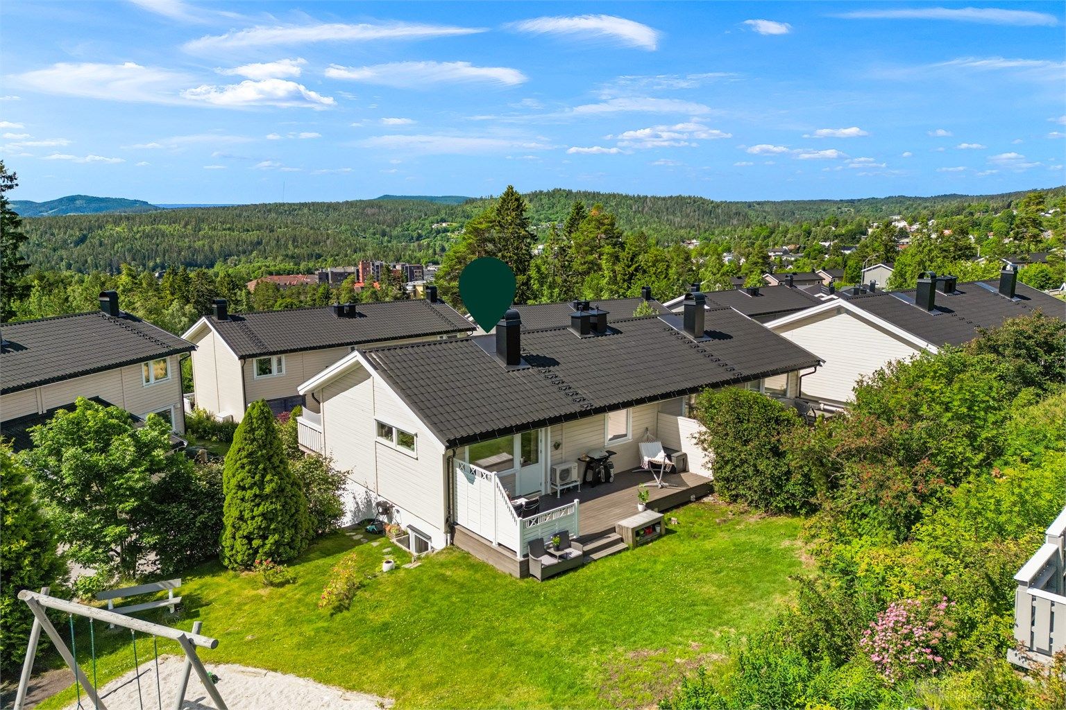 Boligen har flere uteområder hvor man sitter usjenert og skjermet til.