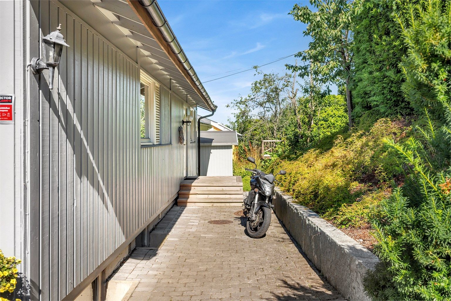 Sykler og MC kan parkeres ved inngangsparti.