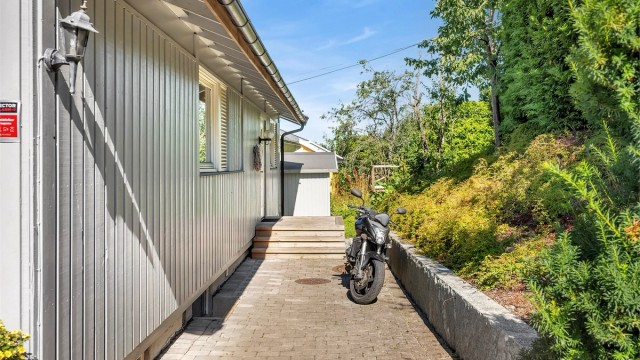 Sykler og MC kan parkeres ved inngangsparti.