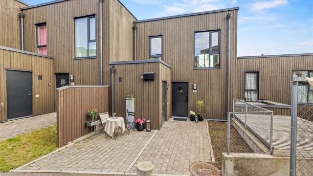 Pent inngangsparti med plass til utemøbler - Praktisk og stor bod rett ved inngangen