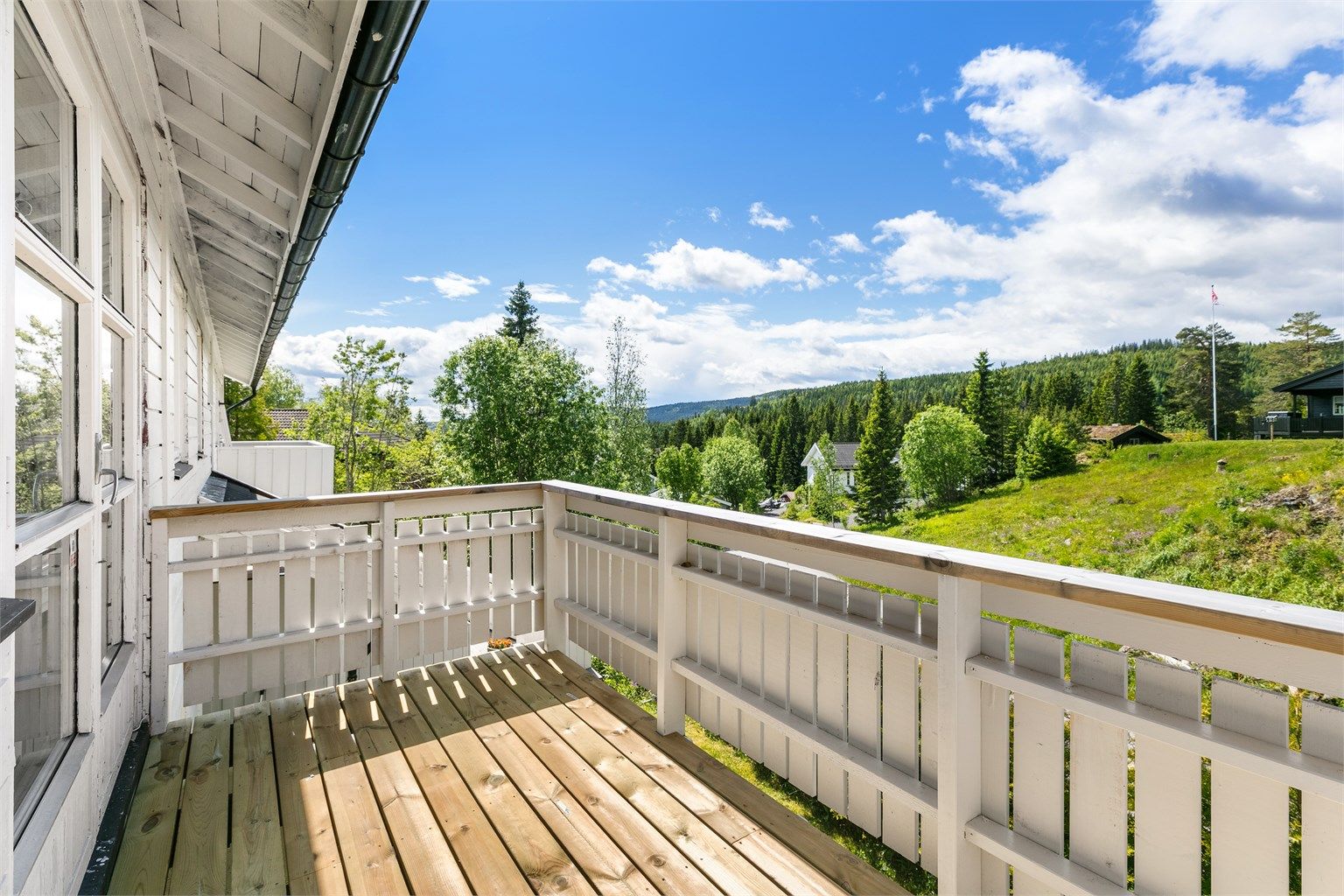 Stuen har utgang til en vestvendt balkong med fine solforhold. 