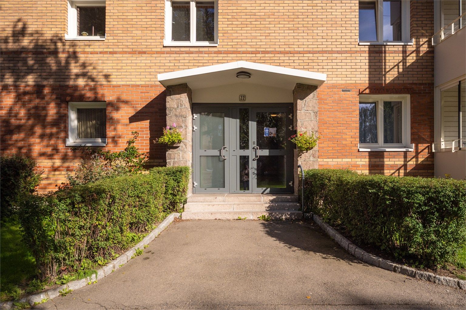Den overbygde inngangen og den velholdte hekken gir et hyggelig førsteinntrykk hver gang du kommer hjem.