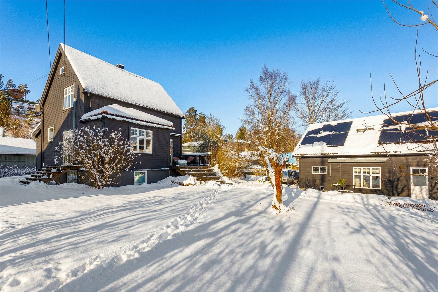 Eiendommen har en stor, flat og skjermet hage med gode solforhold.