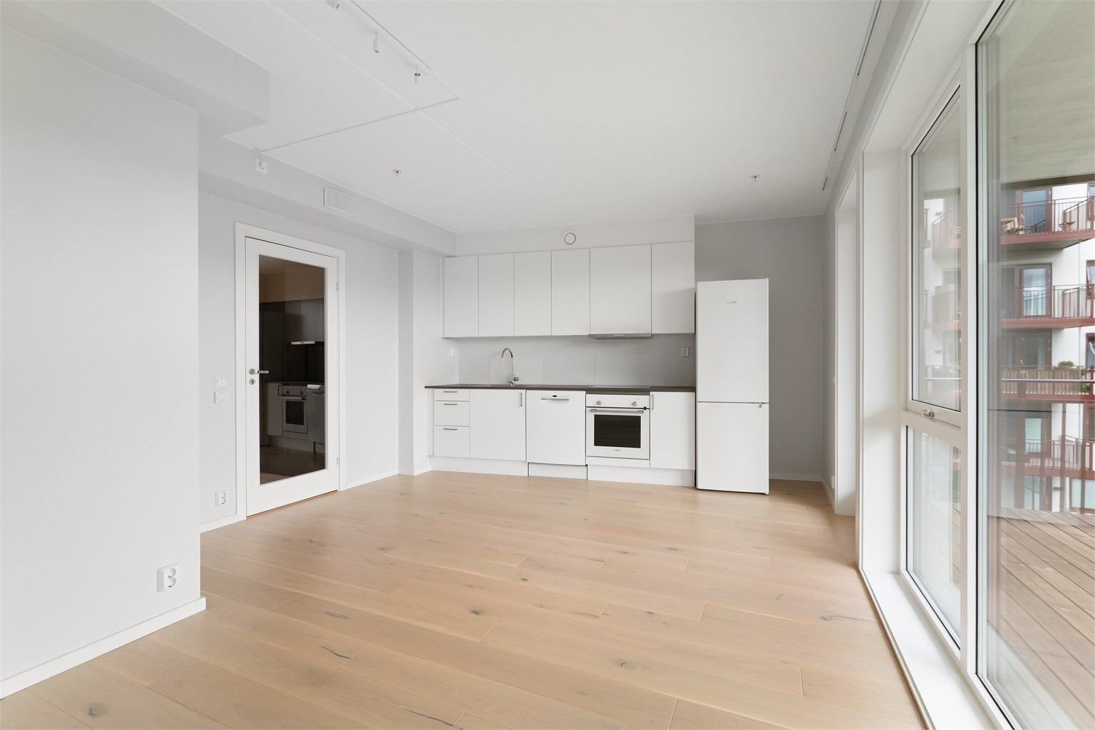 Den sørvendte balkongen på 10 m² har god plass til en sittegruppe. Foto: Zovenfra AS
