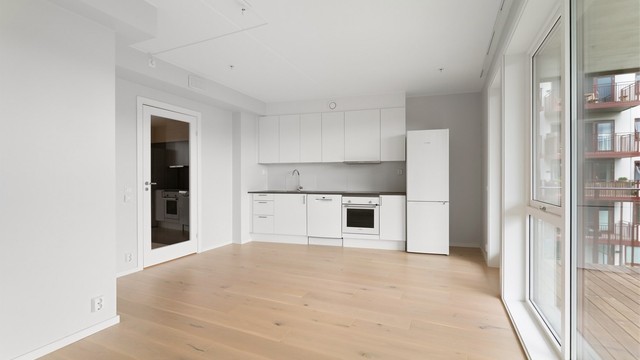 Den sørvendte balkongen på 10 m² har god plass til en sittegruppe. Foto: Zovenfra AS