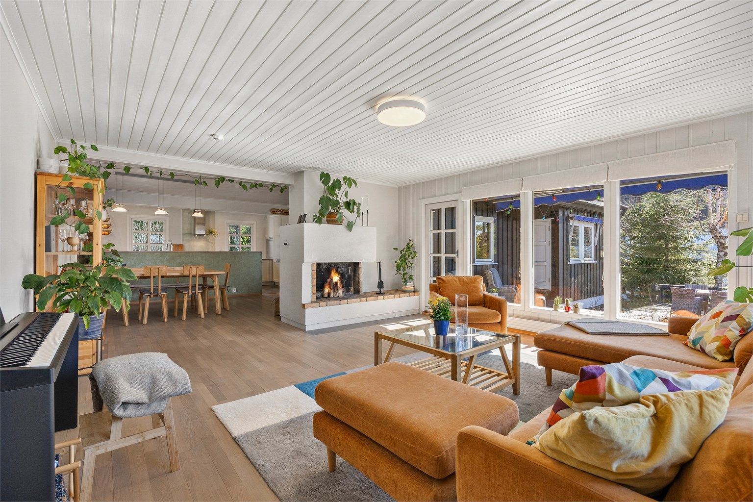 Fra stuen er det utgang til en stor terrasse.