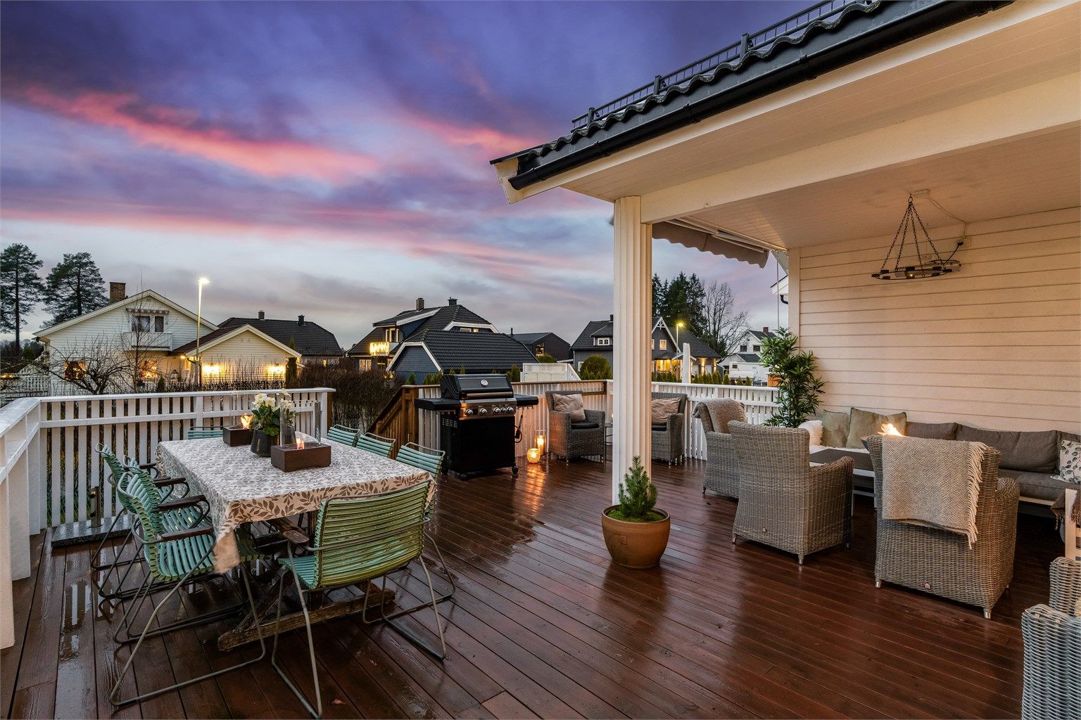 Fra stuen er det utgang til en herlig delvis overbygd balkong som måler ca. 40 kvm. Det er videre trapp ned til hagen. 