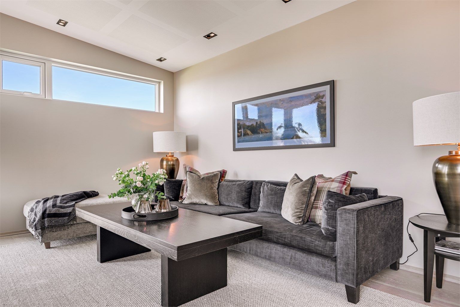 Vegger og himling har malte plater, og flere overflater er nylig malt.