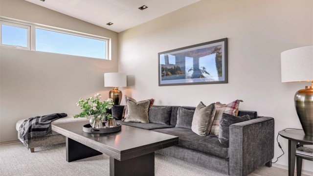 Vegger og himling har malte plater, og flere overflater er nylig malt.